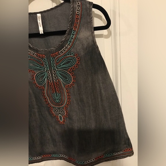 Mur Mur Anthropologie Sleeveless Distressed Black Embroidered Top Sz Medium - Picture 8 of 9